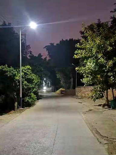 廣東連州雙路段剛裝百盞太陽能路燈照亮，給你暗夜里找尋回家路!